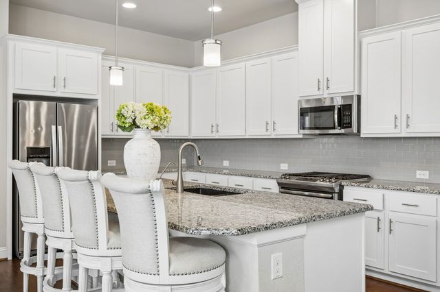 1800 Roundtree Circle W, Fort Worth, TX 76008