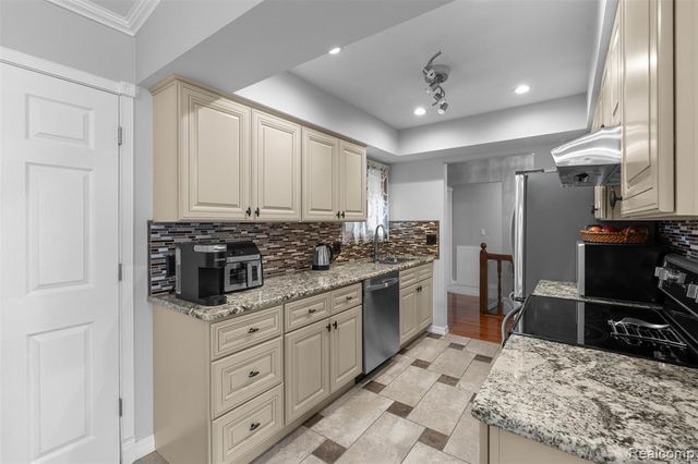 29588 Sycamore Drive, Warren, MI 48092
