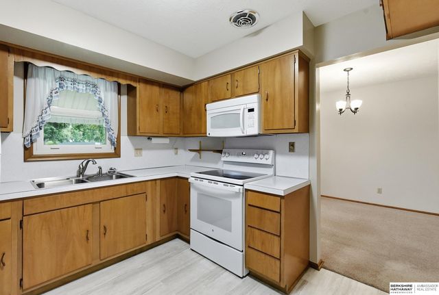 2213 Greensboro Avenue, Bellevue, NE 68005