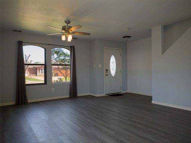 920 Kendall Drive, Arlington, TX 76001