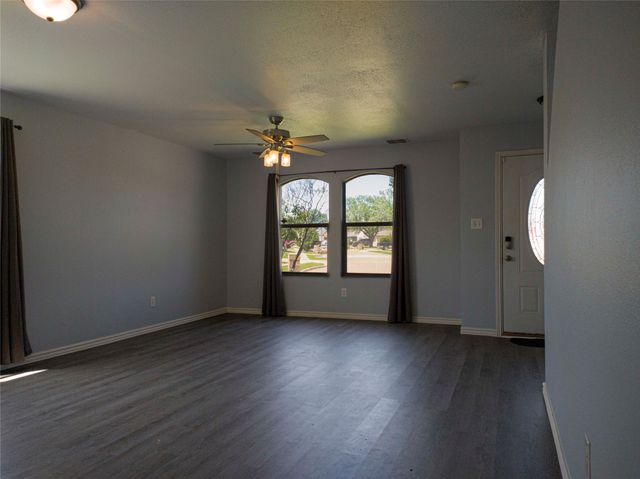 920 Kendall Drive, Arlington, TX 76001
