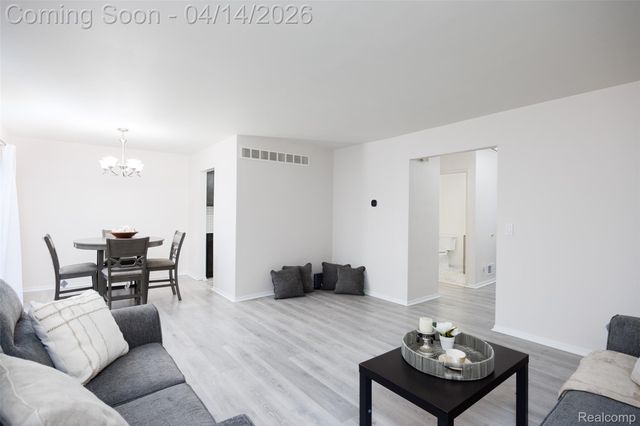 933 Kirts Boulevard, Troy, MI 48084
