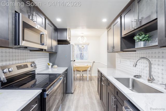 933 Kirts Boulevard, Troy, MI 48084
