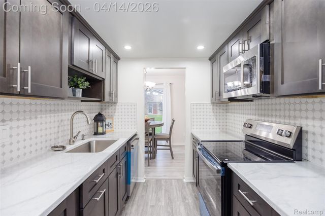 933 Kirts Boulevard, Troy, MI 48084