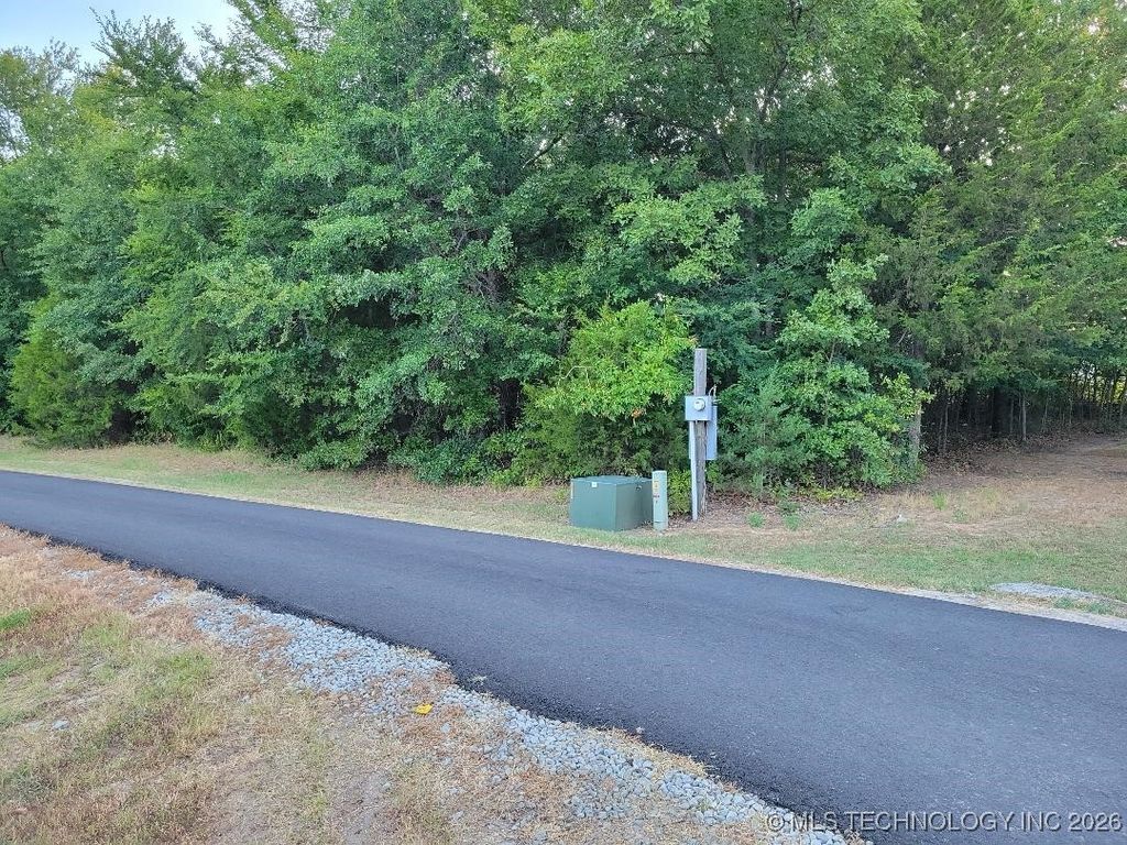 Hummingbird Lane, Eufaula, OK 74432