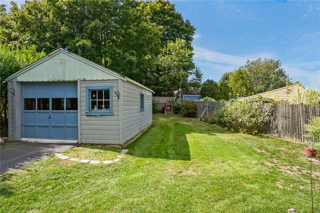 16 King Road, Middletown, RI 02842