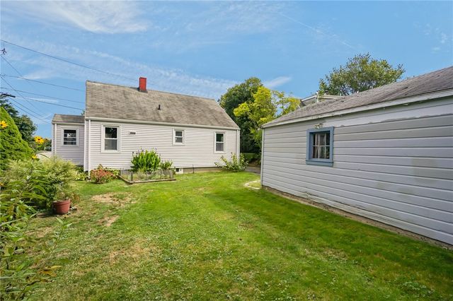 16 King Road, Middletown, RI 02842