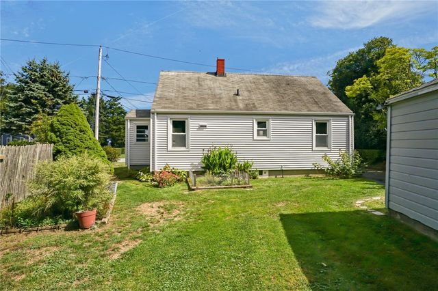 16 King Road, Middletown, RI 02842