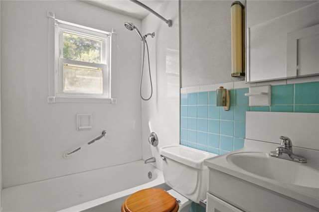 16 King Road, Middletown, RI 02842