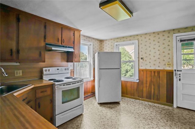 16 King Road, Middletown, RI 02842