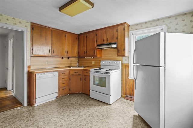 16 King Road, Middletown, RI 02842