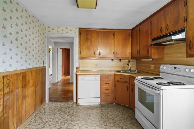 16 King Road, Middletown, RI 02842