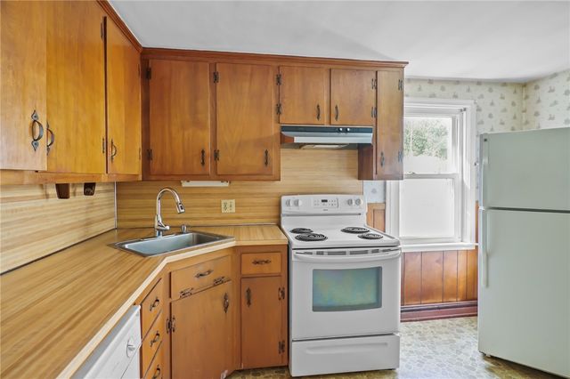 16 King Road, Middletown, RI 02842