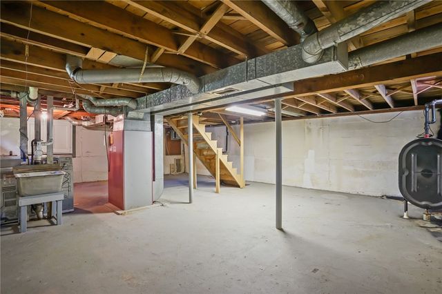 16 King Road, Middletown, RI 02842