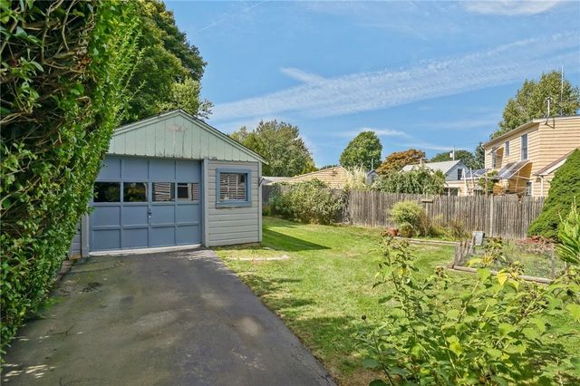 16 King Road, Middletown, RI 02842