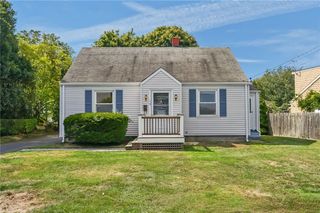 16 King Road, Middletown, RI 02842