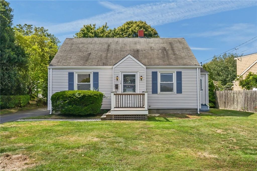 16 King Road, Middletown, RI 02842