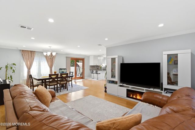 19 W Dolphin Circle W, Bayville, NJ 08721
