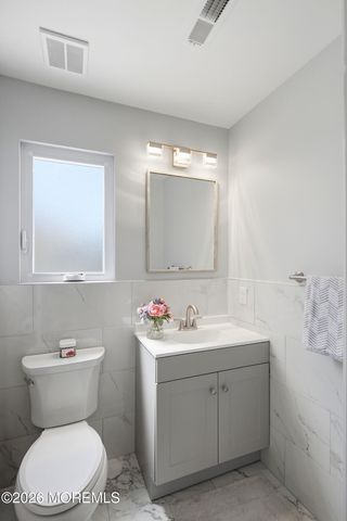 19 W Dolphin Circle W, Bayville, NJ 08721