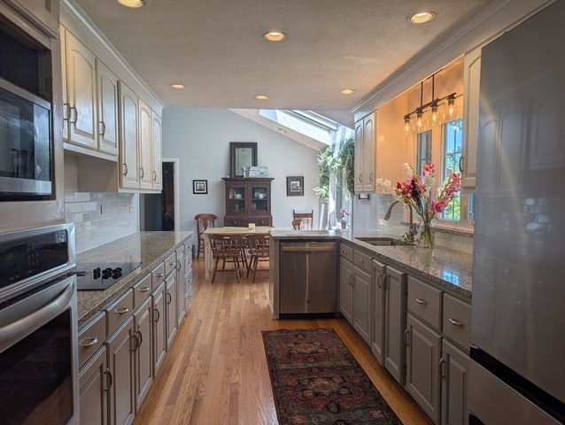 37 Brookside Dr, Wilbraham, MA 01095