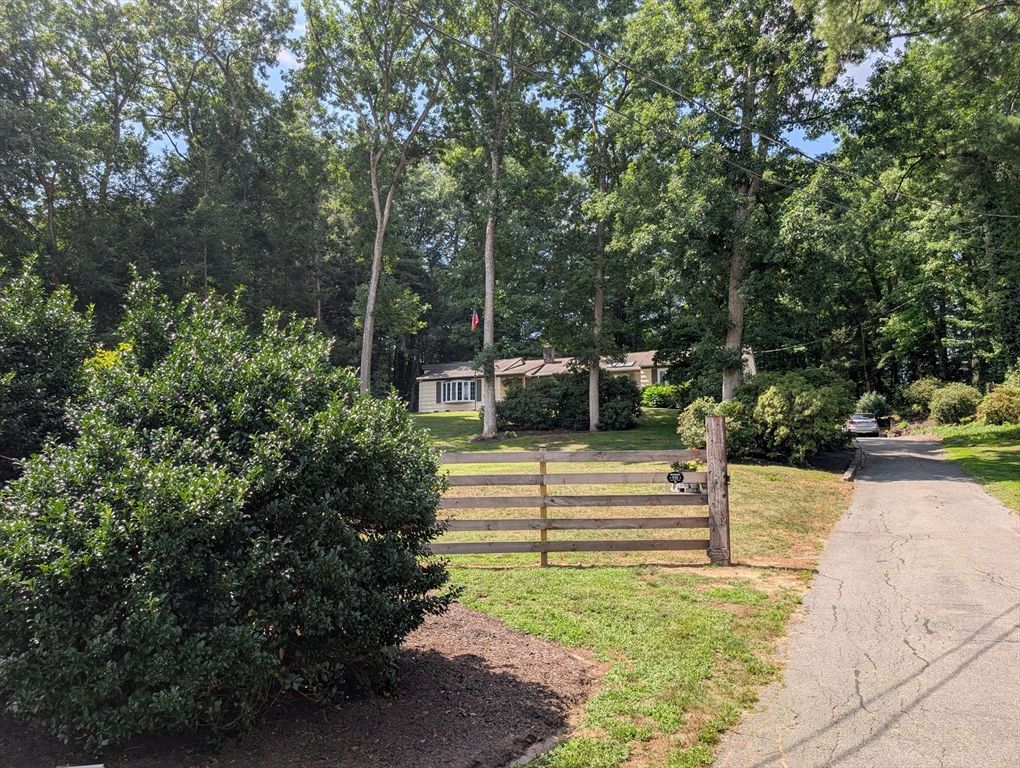 37 Brookside Dr, Wilbraham, MA 01095