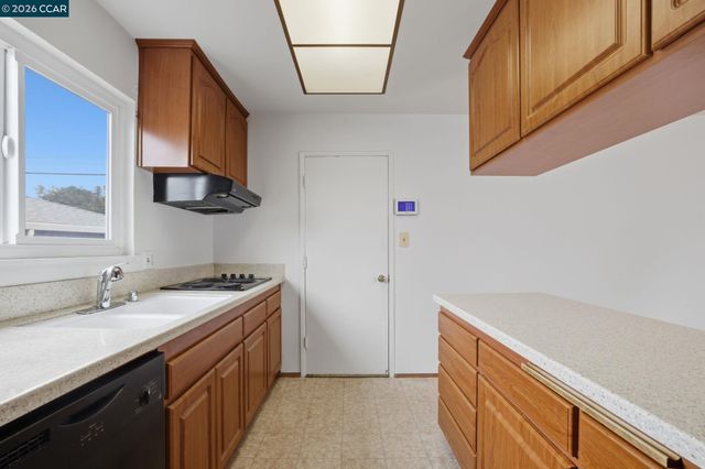 939 Tara Hills Dr, Pinole, CA 94564