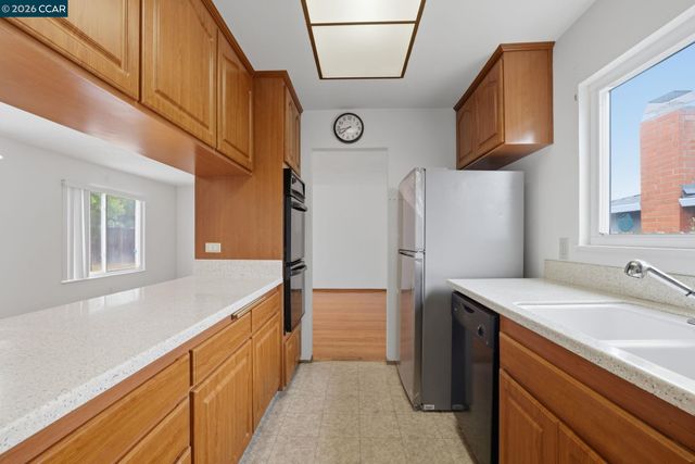 939 Tara Hills Dr, Pinole, CA 94564