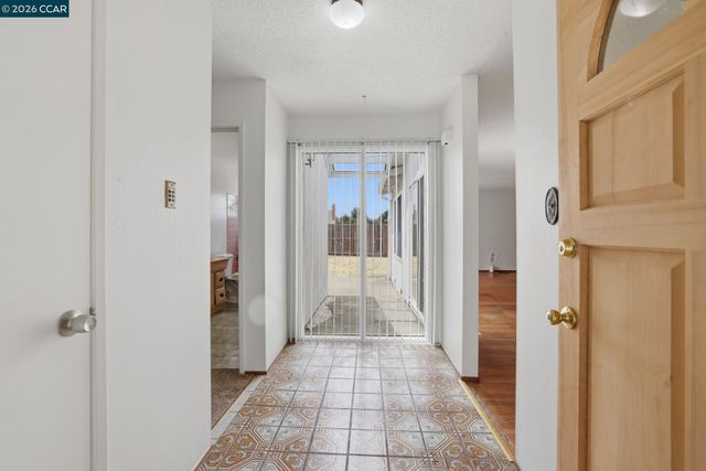 939 Tara Hills Dr, Pinole, CA 94564