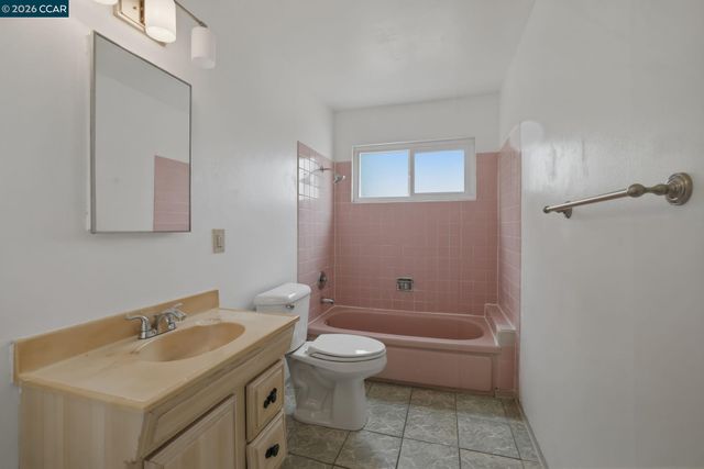 939 Tara Hills Dr, Pinole, CA 94564