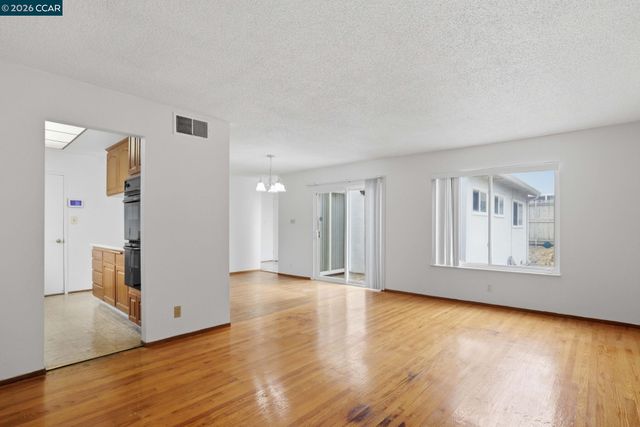 939 Tara Hills Dr, Pinole, CA 94564