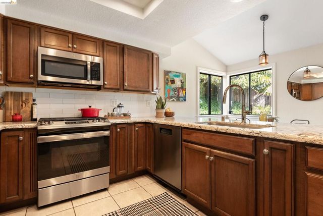 5991 Skyfarm Dr, Castro Valley, CA 94552