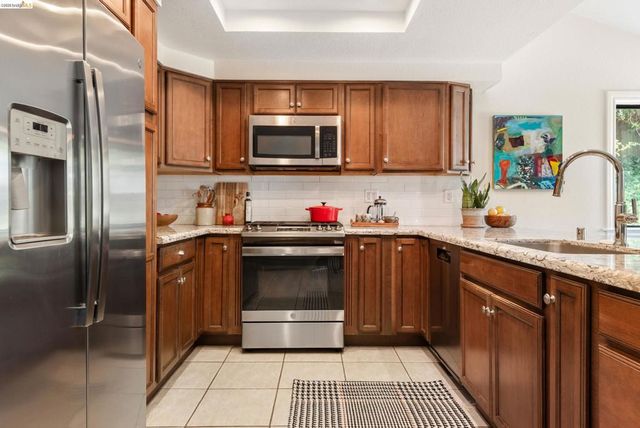 5991 Skyfarm Dr, Castro Valley, CA 94552