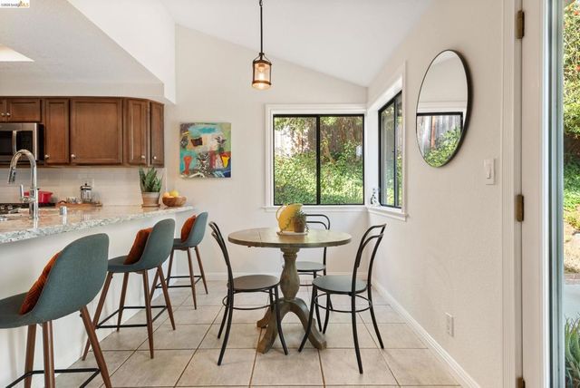 5991 Skyfarm Dr, Castro Valley, CA 94552