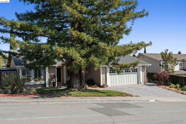 5991 Skyfarm Dr, Castro Valley, CA 94552