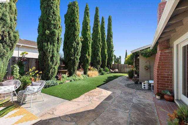 5991 Skyfarm Dr, Castro Valley, CA 94552