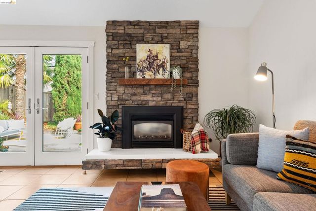5991 Skyfarm Dr, Castro Valley, CA 94552