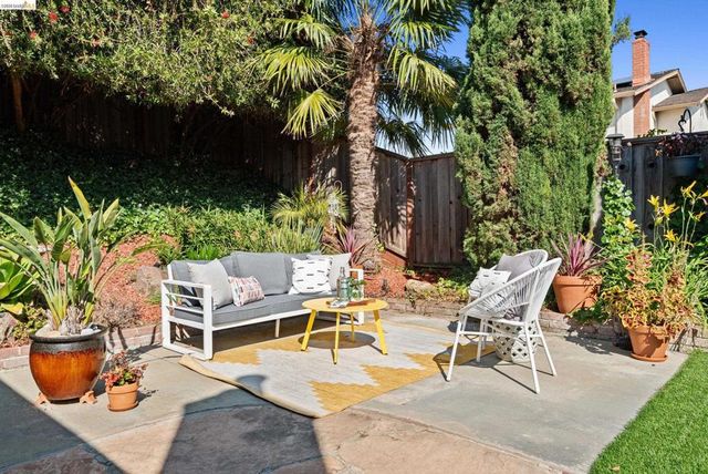 5991 Skyfarm Dr, Castro Valley, CA 94552