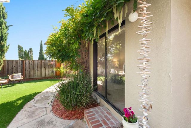 5991 Skyfarm Dr, Castro Valley, CA 94552