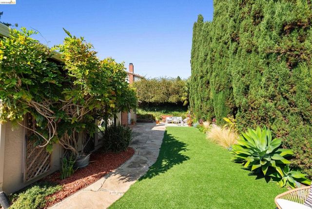 5991 Skyfarm Dr, Castro Valley, CA 94552