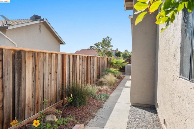 5991 Skyfarm Dr, Castro Valley, CA 94552