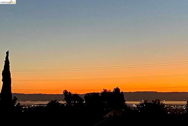 5991 Skyfarm Dr, Castro Valley, CA 94552