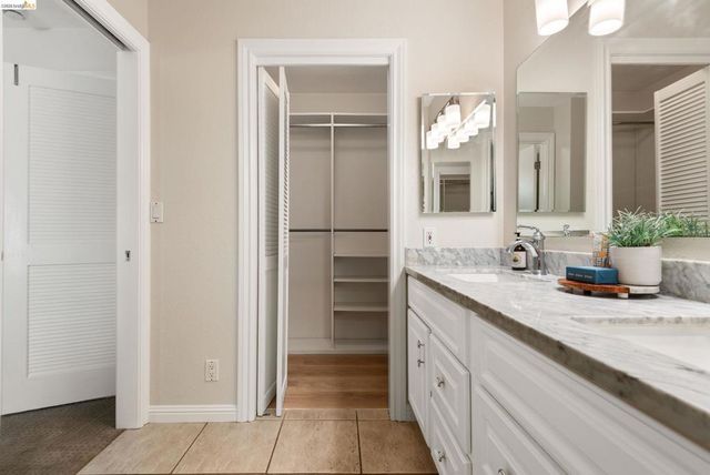 5991 Skyfarm Dr, Castro Valley, CA 94552