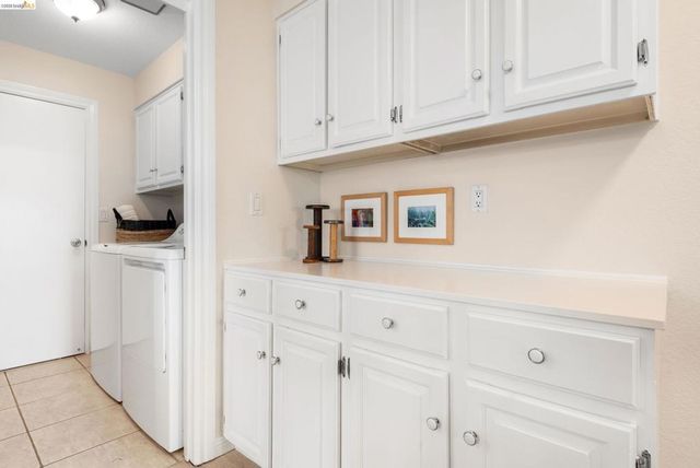 5991 Skyfarm Dr, Castro Valley, CA 94552