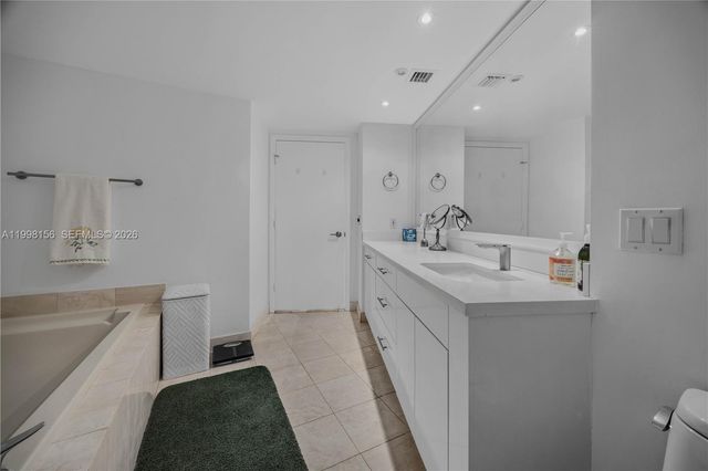 1000 W Island Boulevard 1910, Aventura, FL 33160