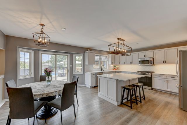 817 Robin Court, Dyer, IN 46311