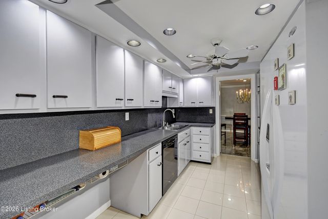 4875 Sherburn Ln UNIT 3D, Louisville, KY 40207