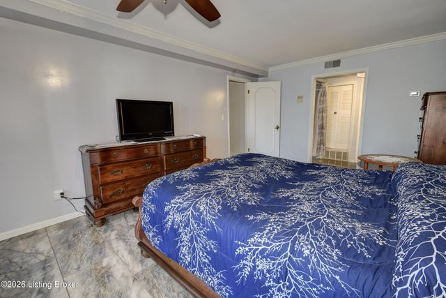 4875 Sherburn Ln UNIT 3D, Louisville, KY 40207