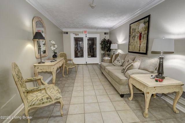 4875 Sherburn Ln UNIT 3D, Louisville, KY 40207