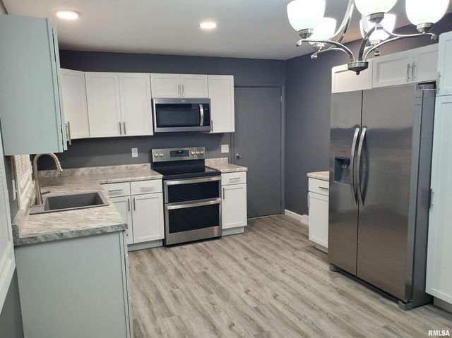 2211 WAVELAND Drive, Bettendorf, IA 52722