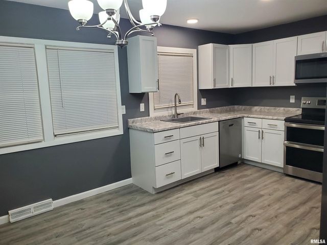 2211 WAVELAND Drive, Bettendorf, IA 52722